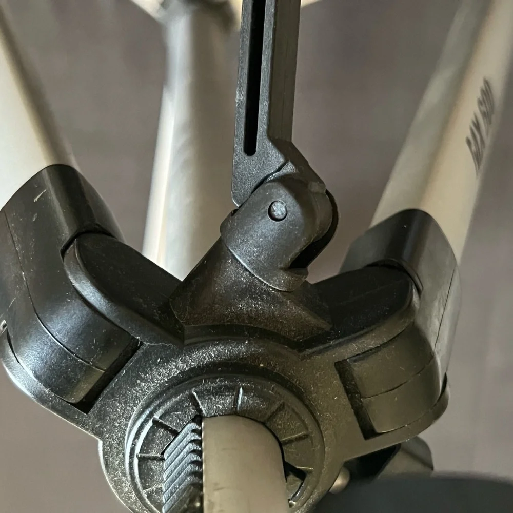 Very nice fully adjustable and stable tripod